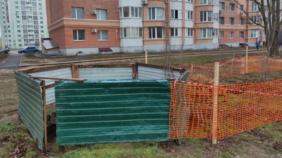 У Полтаві через руйнацію каналізаційного колектора утворилося провалля У Полтаві через руйнацію каналізаційного колектора утворилося провалля