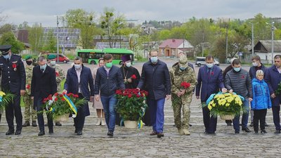 В День пам'яті та примирення у Житомирі поклали квіти до пам'ятних знаків загиблим воїнам В День пам'яті та примирення у Житомирі поклали квіти до пам'ятних знаків загиблим воїнам