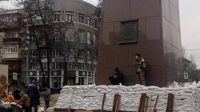 У Харкові третій монумент укріплюють на захист від обстрілів — пам’ятник засновникам міста
