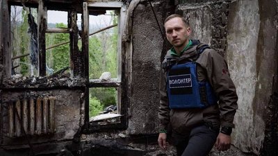 “Ми бачимо постійні обстріли”. На Луганщині група волонтерів розвозить гуманітарну допомогу та евакуює людей “Ми бачимо постійні обстріли”. На Луганщині група волонтерів розвозить гуманітарну допомогу та евакуює людей