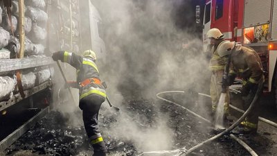 На Сумщині горіла вантажівка з деревним вугіллям