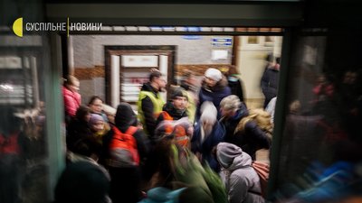 Як вокзал у Львові зустрічає переселенців. Фоторепортаж Як вокзал у Львові зустрічає переселенців. Фоторепортаж