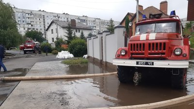 Рятувальники відкачують воду з приватного сектору в Харкові