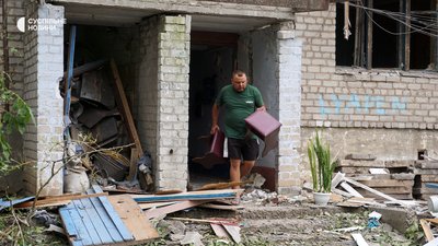 “Вони нас всюди дістануть”. Як живуть у ключових містах оборони Донбасу “Вони нас всюди дістануть”. Як живуть у ключових містах оборони Донбасу