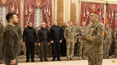Президент України вручив командиру 44 артбригади з Тернополя почесну відзнаку Президент України вручив командиру 44 артбригади з Тернополя почесну відзнаку