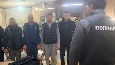 Повідомлення про підозри організаторам підпільної тютюнової фабрики
