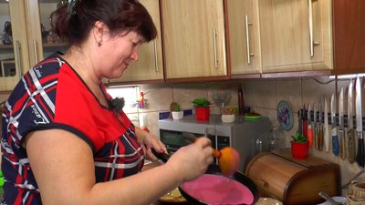 Бере початок ще до часів християнства. Масниця та приготування різнокольорових млинців Бере початок ще до часів християнства. Масниця та приготування різнокольорових млинців