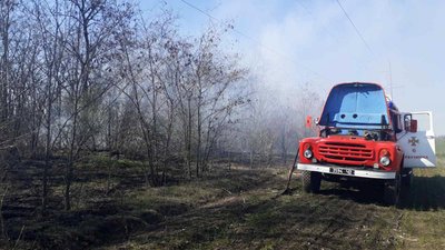 Рятувальники гасять пожежі на відкритих територіях Рятувальники гасять пожежі на відкритих територіях