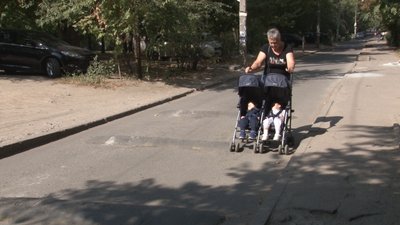 11 лежачих поліцейських власноруч встановили жителі будинку на житловому масиві Тополя 11 лежачих поліцейських власноруч встановили жителі будинку на житловому масиві Тополя