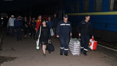 До Житомирщини прибув черговий потяг з евакуйованими жителями Донеччини До Житомирщини прибув черговий потяг з евакуйованими жителями Донеччини