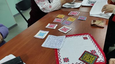 QR-коди із зашифрованими мелодіями вишивають для військових волонтерки у Полтаві QR-коди із зашифрованими мелодіями вишивають для військових волонтерки у Полтаві