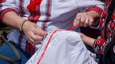 "Це є ідентичний код українського народу": до Дня вишиванки одесити спільно створили дві вишиті сорочки "Це є ідентичний код українського народу": до Дня вишиванки одесити спільно створили дві вишиті сорочки