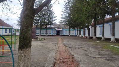 Майже сотня розбитих вікон та зруйнований дах. Мешканці села на Сумщині розказали, як росіяни обстріляли школу
