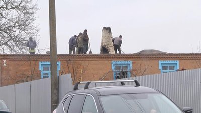 Мешканка Хмельниччини, в будинок якої влетів уламок російської ракети, у лікарні в шоковому стані Мешканка Хмельниччини, в будинок якої влетів уламок російської ракети, у лікарні в шоковому стані