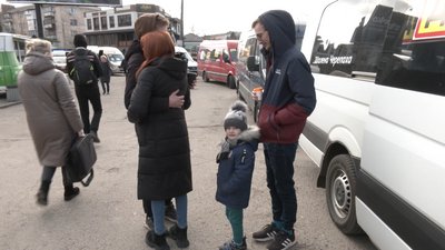 "Нехай діти не бачать війни": рівненський перевізник безкоштовно возить переселенців до кордону "Нехай діти не бачать війни": рівненський перевізник безкоштовно возить переселенців до кордону