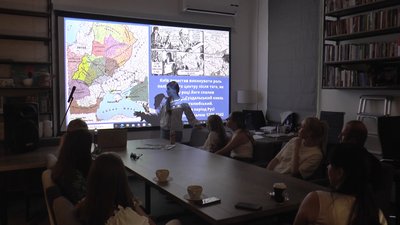 Житель Маріуполя надає допомогу переселенцям у гуманітарному хабі в Дніпрі Житель Маріуполя надає допомогу переселенцям у гуманітарному хабі в Дніпрі