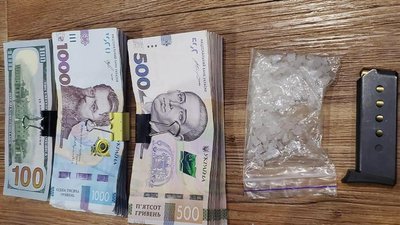 Вилучені гроші, пакет із психотропною речовиною та набої
