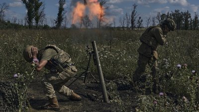 Українські військові ведуть вогонь з міномета по російських позиціях