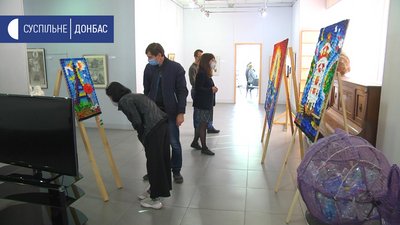 Популяризують сортування відходів: у Маріуполі роблять картини з пластикових кришечок Популяризують сортування відходів: у Маріуполі роблять картини з пластикових кришечок