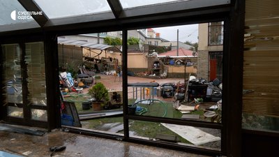 Потік води зносив паркани й автівки: жителі Одеси відновлюють свої домівки після негоди Потік води зносив паркани й автівки: жителі Одеси відновлюють свої домівки після негоди