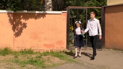 Уроки під час останнього дзвоника: в 11-й школі Ужгорода завершили навчальний рік Уроки під час останнього дзвоника: в 11-й школі Ужгорода завершили навчальний рік