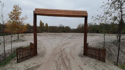 Зона відпочинку на острові, який омиває річка Свинківка Зона відпочинку на острові, який омиває річка Свинківка