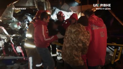 Смертельна ДТП на Рівненщині: вночі водіїв вирізали із авто