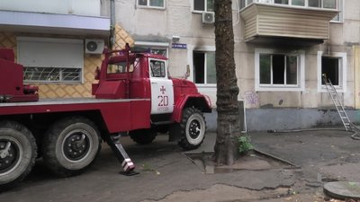 Пожежа у Херсоні: із задимленого будинку врятували двох дівчаток Пожежа у Херсоні: із задимленого будинку врятували двох дівчаток