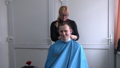 У Рівненському обласному госпіталі ветеранів війни стрижуть поранених військових У Рівненському обласному госпіталі ветеранів війни стрижуть поранених військових
