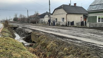 У Рогатині на Франківщині люди перекрили дорогу: вимагають ремонту У Рогатині на Франківщині люди перекрили дорогу: вимагають ремонту