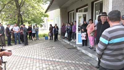 У прикарпатському селі закривають відділення банку, яке обслуговує понад 9 тисяч людей У прикарпатському селі закривають відділення банку, яке обслуговує понад 9 тисяч людей