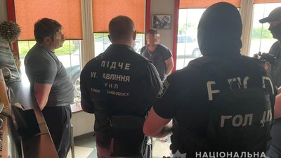 Вимагали неіснуючий борг: на Закарпатті затримали раніше судимого чоловіка зі спільниками