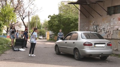 Із Патроном, "їжаками" і кодовим словом: у Черкасах школярі зробили блокпост Із Патроном, "їжаками" і кодовим словом: у Черкасах школярі зробили блокпост