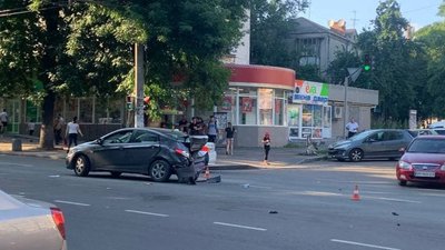 У Житомирі на перехресті вулиці Довженка та Великої Бердичівської зіткнулися два легковики