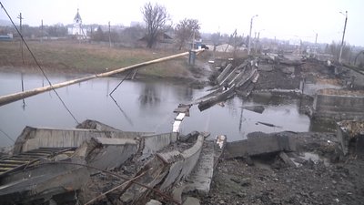 Бахмут — на лінії оборони. Зруйнований міст, життя у підвалах та евакуація людей Бахмут — на лінії оборони. Зруйнований міст, життя у підвалах та евакуація людей