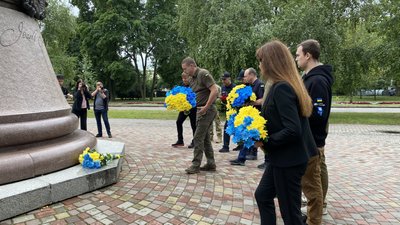 До Дня Української Державності у Полтаві влаштували покладання квітів До Дня Української Державності у Полтаві влаштували покладання квітів