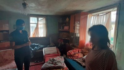 З пліснявою та без їжі. Прикарпатські правоохоронці забрали у батьків двох дітей