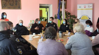 Пряники та розписані футболки: у Франківську захисникам України вручили подарунки