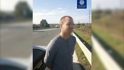 Копи знайшли мішок бурштину в автівці під Рівним. Зупиняли через брудний номер Копи знайшли мішок бурштину в автівці під Рівним. Зупиняли через брудний номер