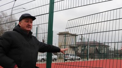 На Житомирщині шукають вандалів, які пошкодили нові вікна та паркан у навчальному закладі На Житомирщині шукають вандалів, які пошкодили нові вікна та паркан у навчальному закладі
