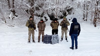 Двох чоловіків із пакунками сигарет затримали прикордонники у горах на Закарпатті