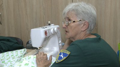 Черкаські волонтерки виготовляють маскувальні сітки, але бракує тканини та основи Черкаські волонтерки виготовляють маскувальні сітки, але бракує тканини та основи