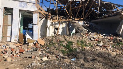 Російські обстріли в Миколаєві пошкодили понад 60 відсотків закладів освіти Російські обстріли в Миколаєві пошкодили понад 60 відсотків закладів освіти