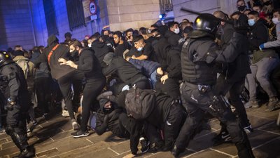У Барселоні антикарантинні протести закінчилися сутичками з поліцією, є затримані У Барселоні антикарантинні протести закінчилися сутичками з поліцією, є затримані