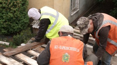 У Харкові заборгували комунальникам, які відновлюють місто після обстрілів У Харкові заборгували комунальникам, які відновлюють місто після обстрілів