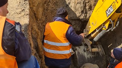 У середмісті Херсона прорив водогону: коли відновлять водопостачання У середмісті Херсона прорив водогону: коли відновлять водопостачання