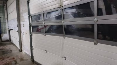 Ворота пожежної частини пошкодило вибуховою хвилею