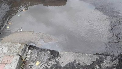 Через рясні дощі на Волині підтопило кафе, дорогу та подвір'я