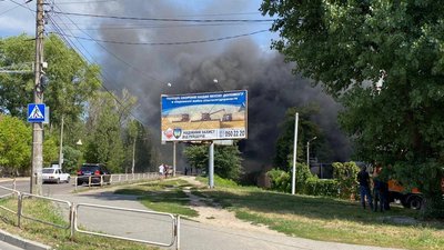 У Чернігові горять склади: через пожежу завалилася одна зі стін У Чернігові горять склади: через пожежу завалилася одна зі стін