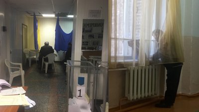 На Житомирщині масово відсутні кабінки для голосування На Житомирщині масово відсутні кабінки для голосування